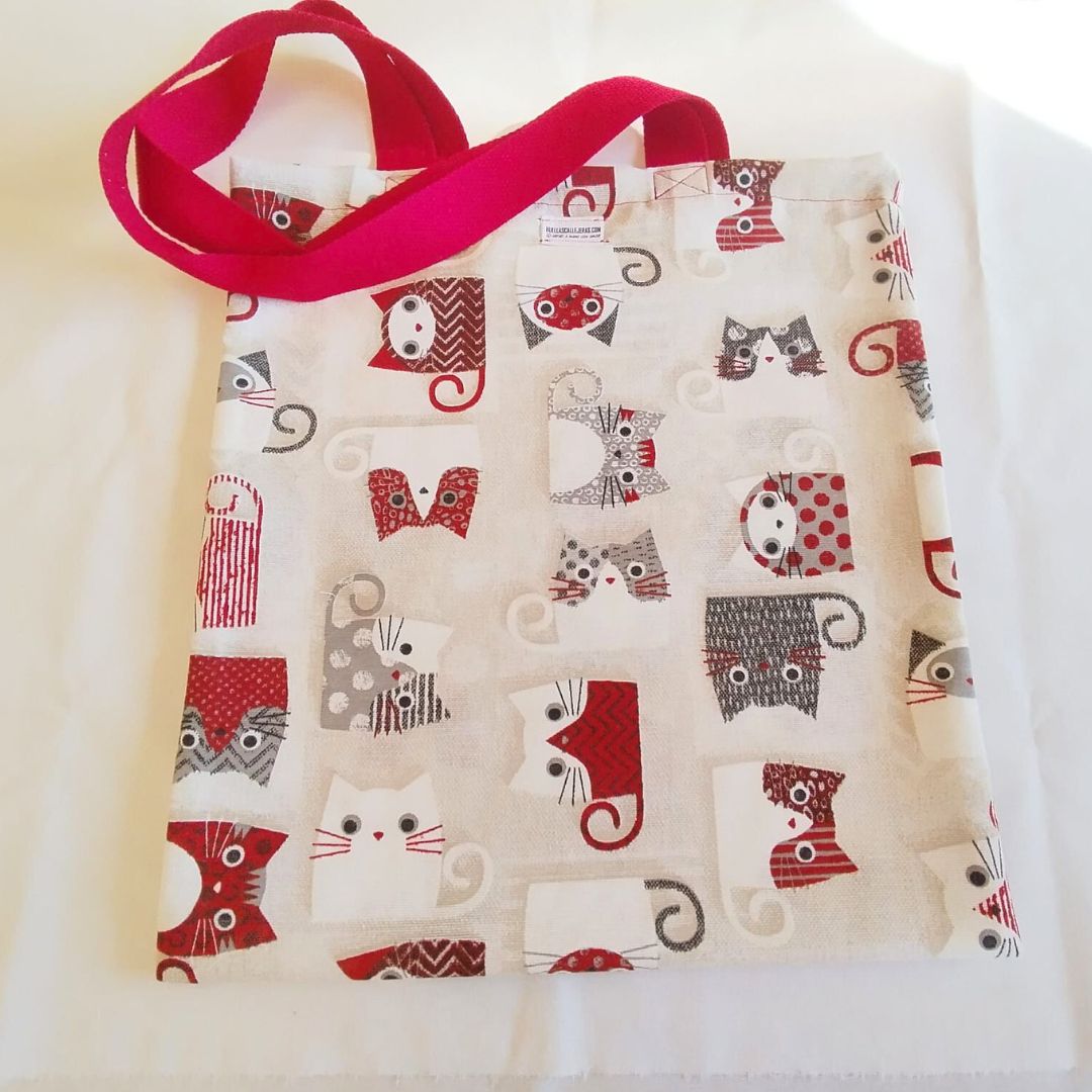 gatos blancos, rojos y grises