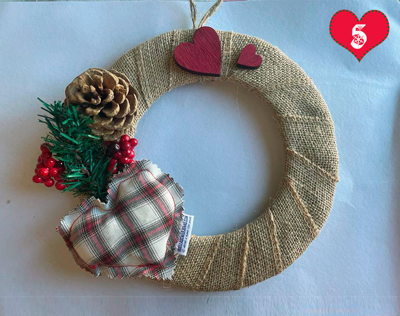 corona-navidad-hecha-a-mano-corazon-navideno-solidario-tipo-cinco