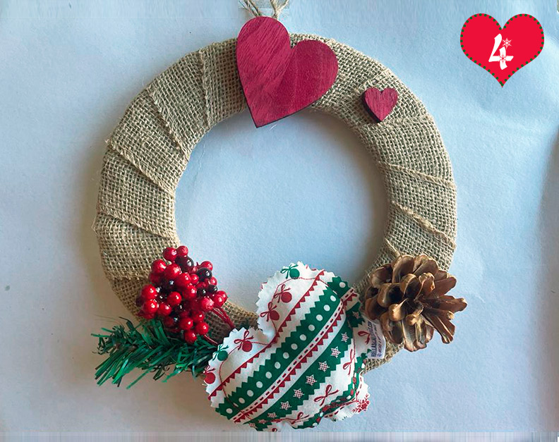 corona-navidad-hecha-a-mano-corazon-navideno-solidario-tipo-cuatro