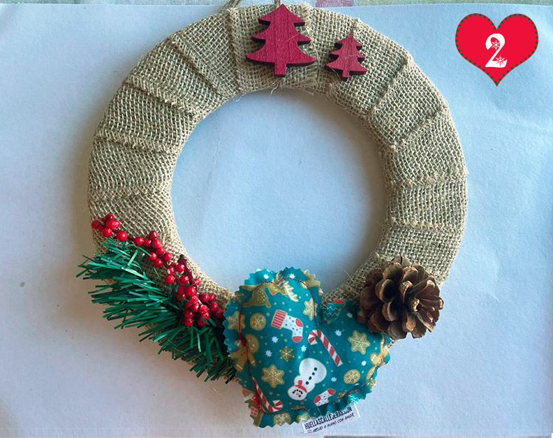 corona-navidad-hecha-a-mano-corazon-navideno-solidario-tipo-dos