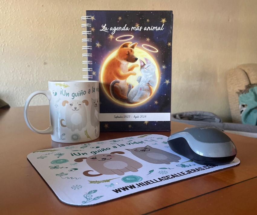pack-agenda-alfombrilla-taza-huellas-callejeras-2024-tu-guino-a-la-vida-solidario